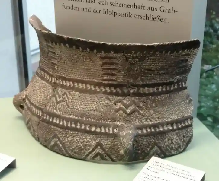 Vase with zig-zag sun-like rays pattern around